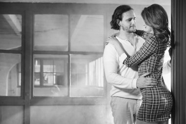 Tutkulu çift ön sevişme, gece, siyah ve beyaz