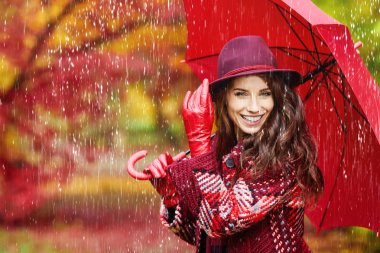 Bayan sonbahar yaprakları ve sarı akçaağaç arka bahçe düşmek 