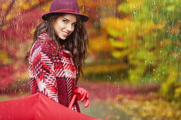 Молодая Женщина Осенними Листьями Осенью Желтый Кленовый Сад Фон — стоковое фото
