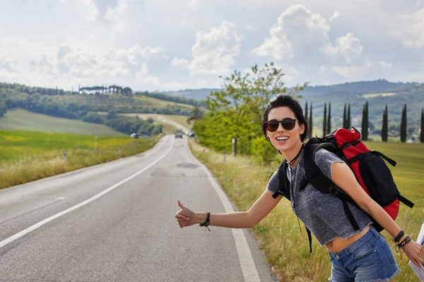 Beautiful Traveler Woman Carrying Backpack Walking Country Road — Stock Photo, Image