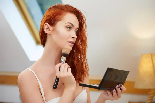 Mulher Ruiva Bonita Com Escova Maquiagem Espelho — Fotografia de Stock