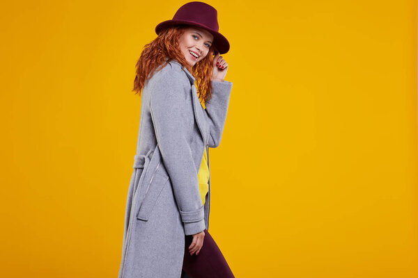 Удивительная красивая женщина осеннего цвета. Студийные съемки
