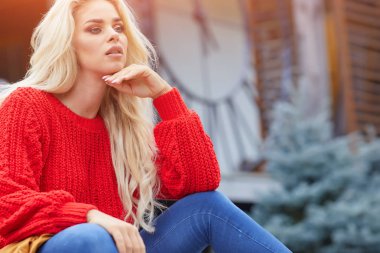 güzel genç sarışın kadın sonbahar sahne zaman harcama