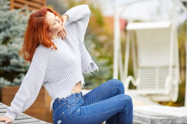 Sonbahar sahne sıcak güneşli hava sonbahar kadında. Güz konsepti