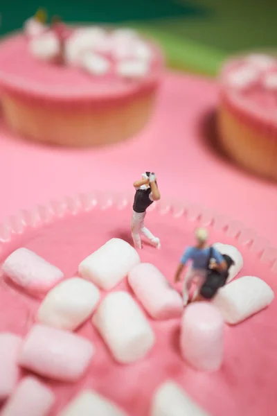 ピンクのケーキのミニチュア ゴルファー — ストック写真