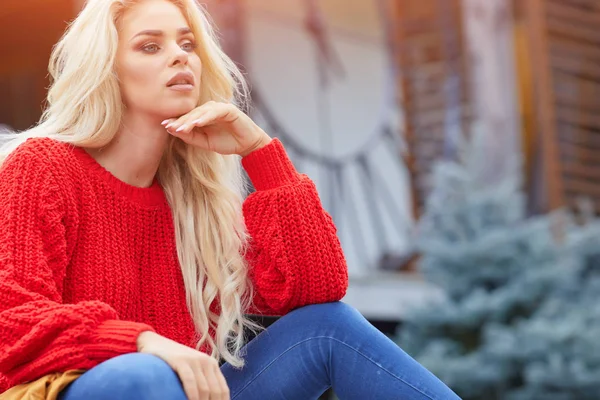 güzel genç sarışın kadın sonbahar sahne zaman harcama