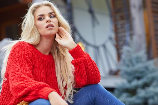 Mooie Jonge Blonde Vrouw Tijd Doorbrengen Herfst Scène — Stockfoto