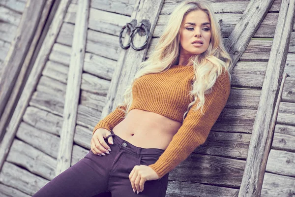 Sonbaharda açık havada yürüyen güzel genç bir kadının portresi.