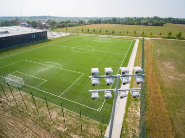 futbol sahası ile ışık standı ve aydınlatma