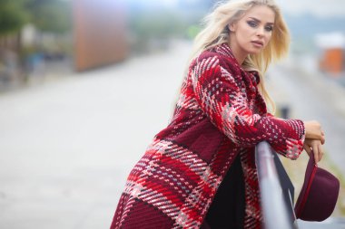 Sonbahar şehirde güzel sarışın saçlı moda kız fotoğrafı