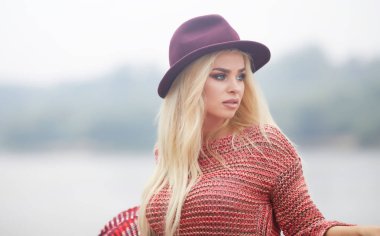 Portre yakın çekim Genç güzel kadın, arka plan sonbahar şehir