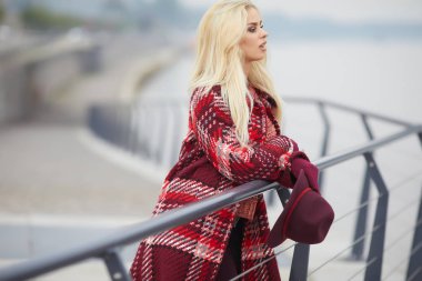 Portre yakın çekim Genç güzel kadın, arka plan sonbahar şehir