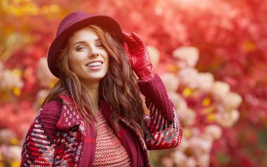 Sonbaharda parkta duran zarif bir kadın. 