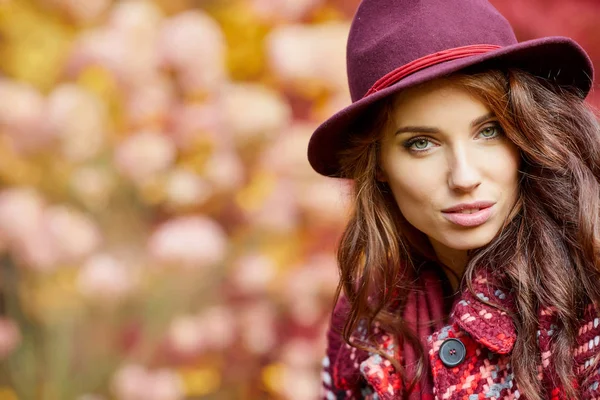 Herfst Vrouw Herfst Park Sjaal Lederen Handschoenen — Stockfoto