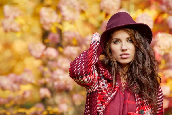 Herfst Vrouw Herfst Park Sjaal Lederen Handschoenen — Stockfoto