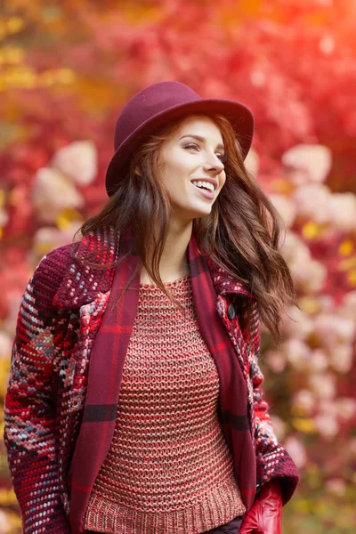 Schöne Elegante Frau Steht Herbst Einem Park — Stockfoto