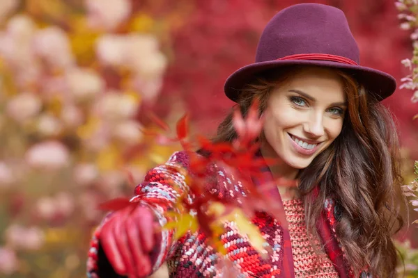 Bella Donna Elegante Piedi Parco Autunno — Foto Stock