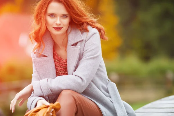 Aire Libre Retrato Otoño Mujer Hermosa Con Pelo Rojo —  Fotos de Stock