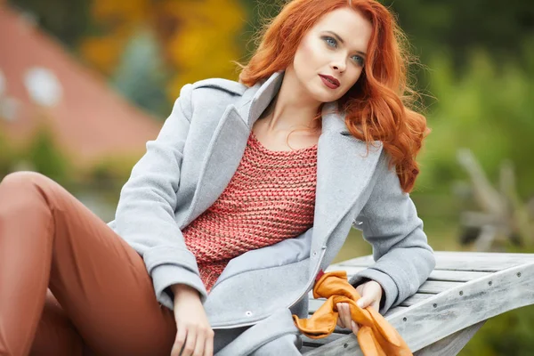 Outono Livre Retrato Mulher Bonita Com Cabelo Vermelho — Fotografia de Stock