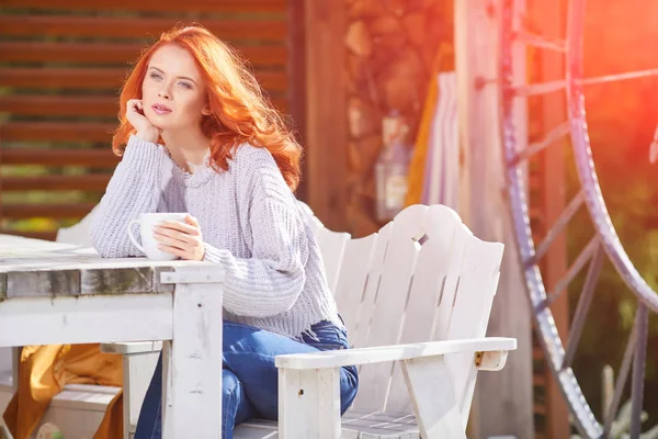 Aire Libre Retrato Otoño Mujer Hermosa Con Pelo Rojo — Foto de Stock