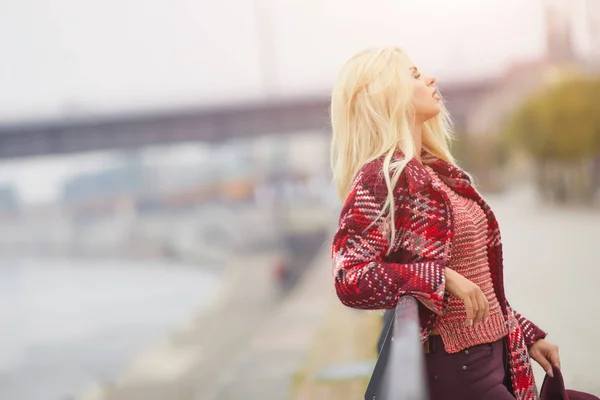 Hermosa Chica Disfrutando Del Soleado Día Otoño — Foto de Stock