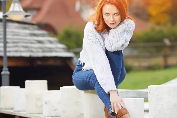 Outono Livre Retrato Mulher Bonita Com Cabelo Vermelho — Fotografia de Stock