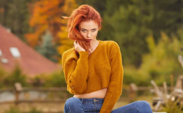 Открытом Воздухе Осенний Портрет Красивой Женщины Рыжими Волосами — стоковое фото