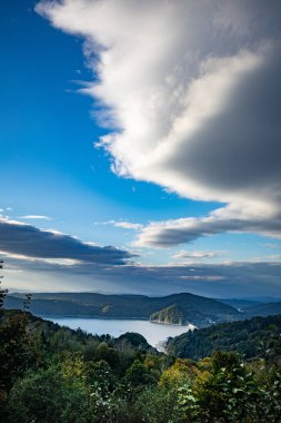 Hava dron görünümü Lehçe Bieszczady dağlarında güzel Solina gölde. Solina, Polonya