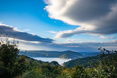 Hava dron görünümü Lehçe Bieszczady dağlarında güzel Solina gölde. Solina, Polonya