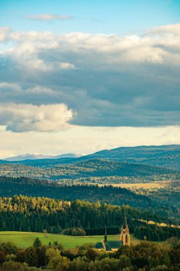 Bieszczady Dağlar inanılmaz Lutowiska köyü yaz gün batımında bakış açısından görüntüleyin. Mesafe yüksek dağlarda mera ile