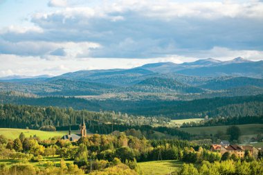 Bieszczady Dağlar inanılmaz Lutowiska köyü yaz gün batımında bakış açısından görüntüleyin. Mesafe yüksek dağlarda mera ile