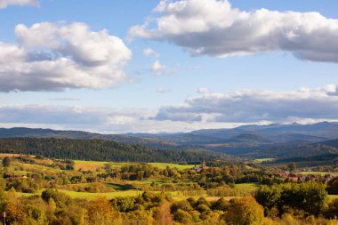 Bieszczady Dağlar inanılmaz Lutowiska köyü yaz gün batımında bakış açısından görüntüleyin. Mesafe yüksek dağlarda mera ile