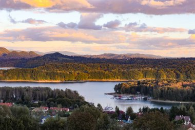 Hava dron görünümü Lehçe Bieszczady dağlarında güzel Solina gölde. Solina, Polonya