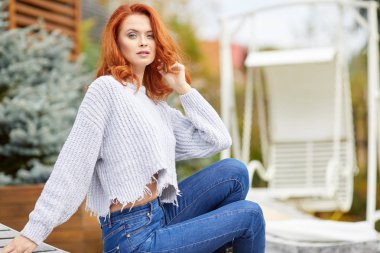 açık havada portresi güzel kadın Kızıl saçlı ve dumanlı makyaj gözleri