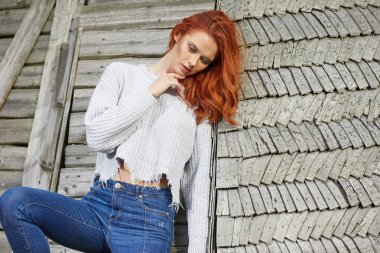 açık havada portresi güzel kadın Kızıl saçlı ve dumanlı makyaj gözleri