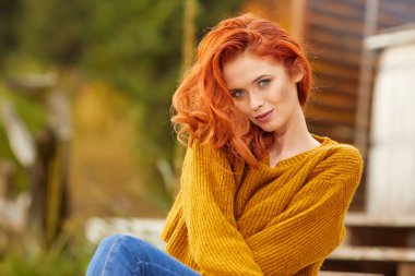 açık havada portresi güzel kadın Kızıl saçlı ve dumanlı makyaj gözleri