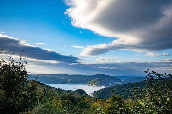 在波兰 Bieszczady 山脉美丽的索利纳湖空中无人机的看法 索利纳 — 图库照片