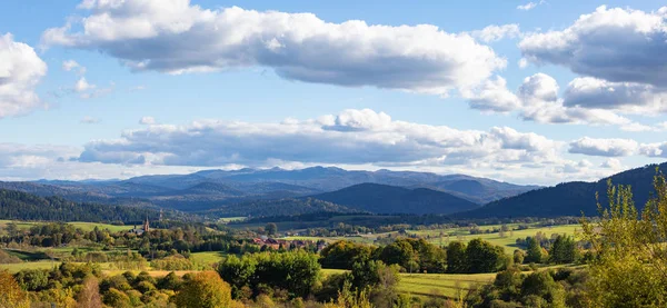 Bieszczady Dağlar inanılmaz Lutowiska köyü yaz gün batımında bakış açısından görüntüleyin. Mesafe yüksek dağlarda mera ile
