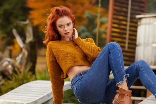 Portrait Extérieur Belle Femme Aux Cheveux Roux Aux Yeux Fumés — Photo