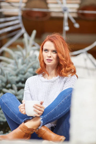 Retrato Aire Libre Una Hermosa Mujer Con Cabello Rojo Ojos — Foto de Stock