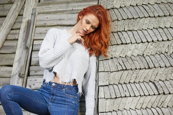 açık havada portresi güzel kadın Kızıl saçlı ve dumanlı makyaj gözleri