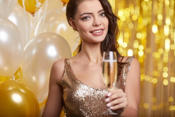 Mulher Vestido Tarde Com Copos Champanhe Ano Novo Celebração — Fotografia de Stock