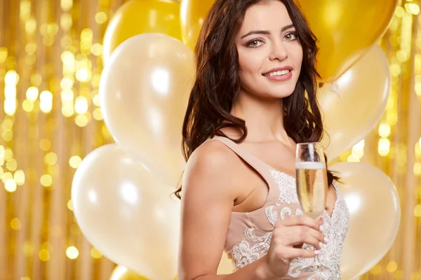 Frau Abendkleid Mit Champagnergläsern Neujahr Feier — Stockfoto