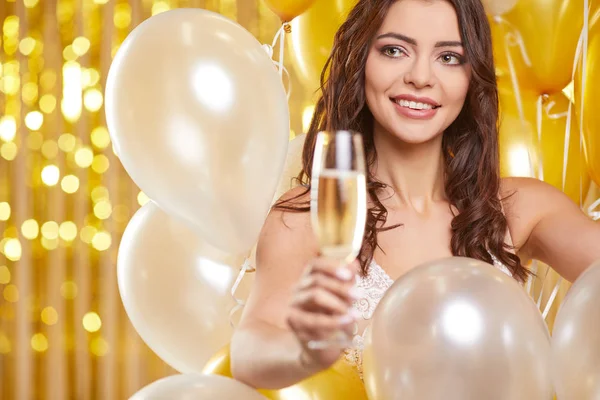 Mulher Vestido Tarde Com Copos Champanhe Ano Novo Celebração — Fotografia de Stock
