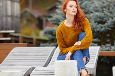 Sonbahar moda kız açık havada ile Kızıl saçlı romantik sonbahar kadın modeli