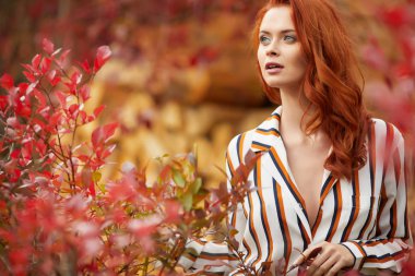 açık havada portresi güzel kadın Kızıl saçlı ve dumanlı makyaj gözleri