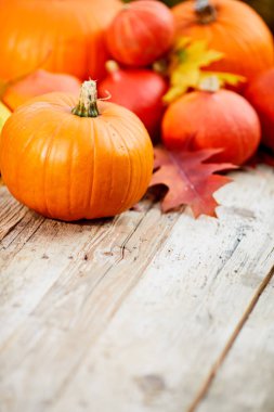 Sonbahar kabaklar soyut fall ile ahşap üzerine bırakır arka plan           