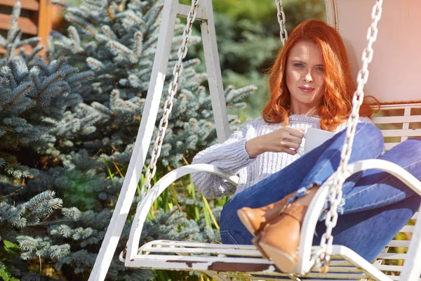 Modelo Romântico Mulher Outono Com Cabelo Vermelho Com Queda Moda — Fotografia de Stock