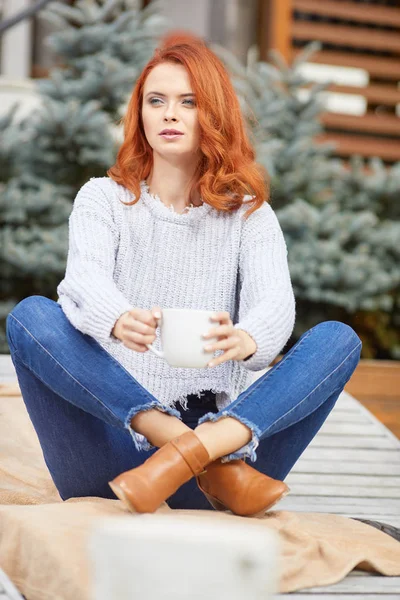 Modelo Romántico Mujer Del Otoño Con Pelo Rojo Con Muchacha — Foto de Stock