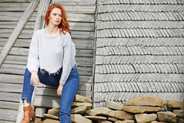 Retrato Livre Mulher Bonita Com Cabelo Vermelho Maquiagem Olhos Fumegantes — Fotografia de Stock